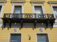 Львы на фасаде дома №38 по Невскому пр.