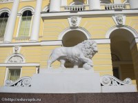 Лев возле Михайловского дворца